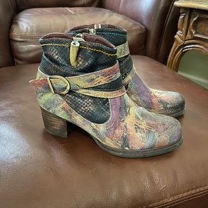 Unique L’Atiste boots size 6.